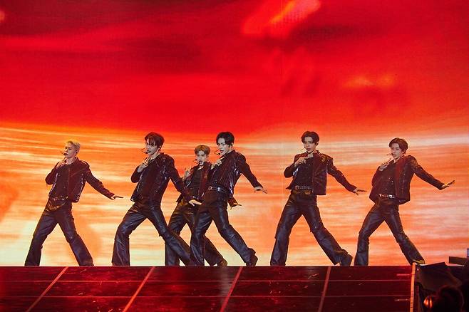 5세대 필살기로 꼽히는 ‘청량미의 원조’에서 외형상 ‘단단함’ 마저 묻어나는 청년으로의 대변신도 이들 팬덤 ‘브리즈’를 열광케 한 결정적 소구 가운데 하나였다. 사진제공|SM엔터테인먼트