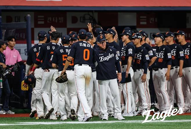 한화는 6일 고척 키움전에서 10-0으로 승리하며 1992년 이후 33년 만에 리그 1위로 전반기를 마무리했다. 사진제공｜한화 이글스