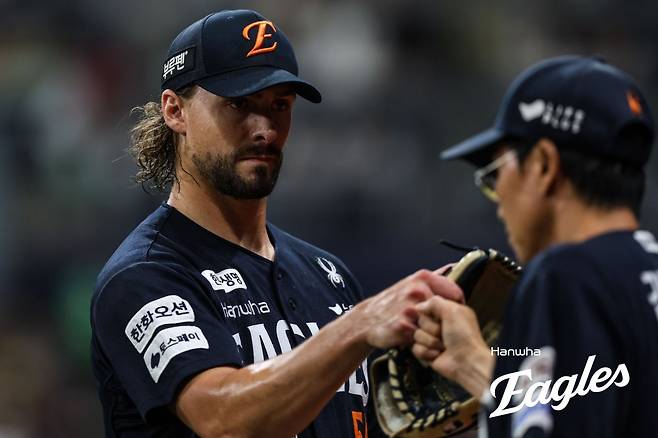 한화 와이스(왼쪽)는 6일 고척 키움전에서 선발등판해 6이닝 무실점으로 활약해 KBO리그 입성 후 첫 10승(3패)을 챙겼다. 사진제공｜한화 이글스