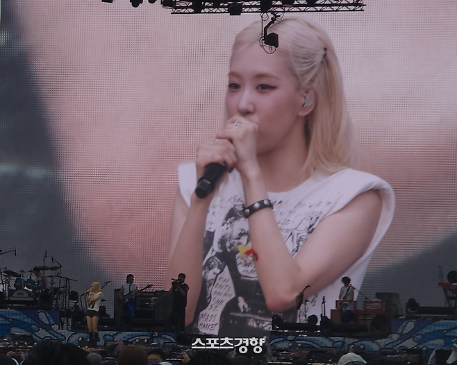 지난달 28일 인천아시아드 주경기장에서 개최된 ‘싸이흠뻑쇼 서머스웨그 2025’에 게스트로 등장한 블랙핑크 로제의 모습. 사진|김원희 기자