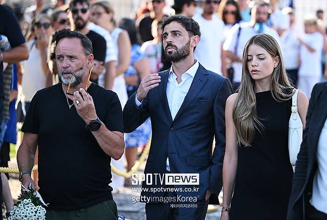 ▲ 조타의 장례식에는&nbsp;포르투갈 대표팀 동료들도 여럿 눈에 띄었다. 맨체스터 시티에서 뛰고 있는 베르나르두 실바와 후벵 디아스가 장례식에 참석했고, 로베르토 마르티네스 포르투갈 축구대표팀 현 감독 및 페르난두 산투스 전 대표팀 감독, 안드레 빌라스-보아스 포르투 회장 등도 현장에서 조타의 마지막 길을 지켜봤다.