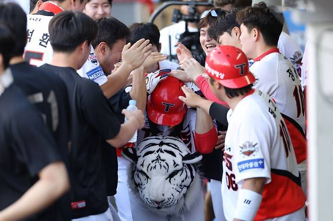 ▲ KIA는 주축 선수들의 숱한 부상에도 불구하고 팀으로 뭉치며 분위기와 성적의 반전을 이끌어냈다 ⓒKIA타이거즈