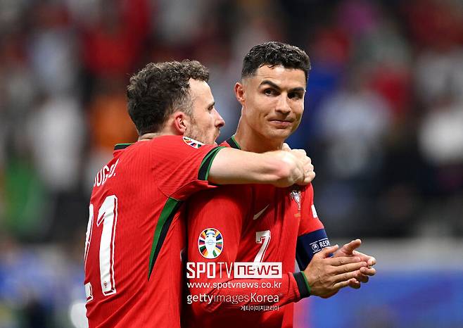 ▲ 조타는 사고가 일어나기 약 2주 전에 오랜 연인과 결혼식을 올린 것으로 알려져 안타까움을 더했다. 슬하에 자녀 셋을 둔 루테 카르도소와 지난달 22일 결혼식을 올렸는데 신혼 생활을 시작한 지 불과 열흘 만에 참변을 입은 것이다.