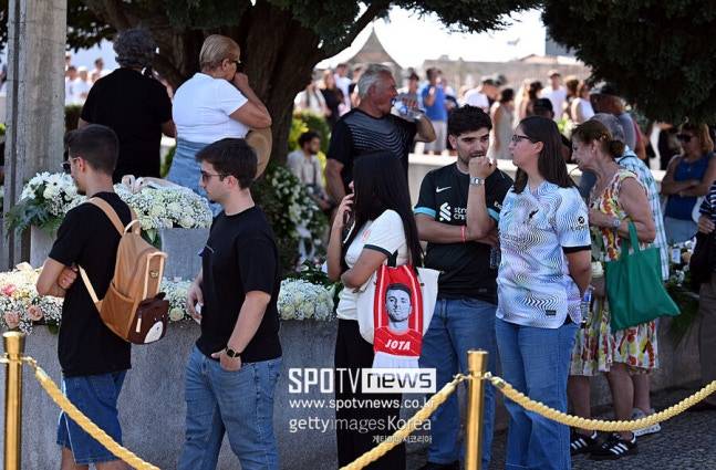 ▲ 지난 시즌 EPL 26경기에서 6골을 넣어 리버풀의 5년 만에 왕좌 탈환에 공헌했다. 빼어난 오프 더 볼 무브와 높은 축구 지능으로 최전방 원 톱부터 좌우 윙어, 처진 공격수까지 1~2선 어느 포지션이든 두루 가능한 멀티성이 돋보인 선수였다.