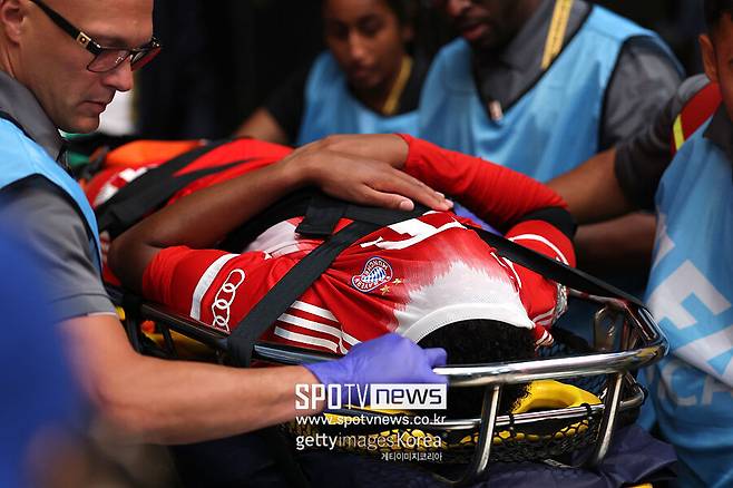 ▲ 전반 추가시간 무시알라가 상대 페널티 박스 안에서 파초와 경합했다. 몸싸움 과정에서 무시알라 슈팅을 저지하기 위해 달려나온 PSG 수문장&nbsp;돈나룸마와 충돌했다.&nbsp;