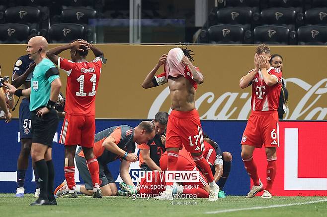 ▲ 무시알라는 돈나룸마와 충돌로 균형을 잃고 넘어졌다. 넘어질 때 왼쪽 다리가 완전히 돌아갔다.&nbsp;무시알라 상태를 보러온 뮌헨 동료들이 좌절하며 얼굴을 감싸쥘 만큼 부상 정도가 육안으로 봐도 심각했다.