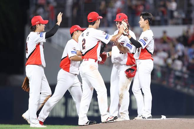 5일 광주 롯데전에서 승리한 뒤 기뻐하는 KIA 타이거즈 선수들. /사진=KIA 타이거즈 제공