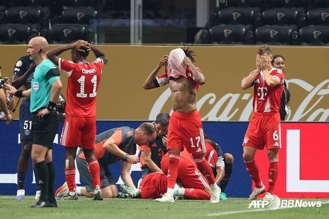 바이에른 뮌헨 선수들이 6일(한국시간) 미국 조지아주 애틀랜타의 메르세데스벤츠 스타디움에서 열린 '2025 국제축구연맹(FIFA) 클럽 월드컵' 8강에서 자말 무시알라의 부상 상태를 확인한 뒤 안타까워하고 있다. /AFPBBNews=뉴스1