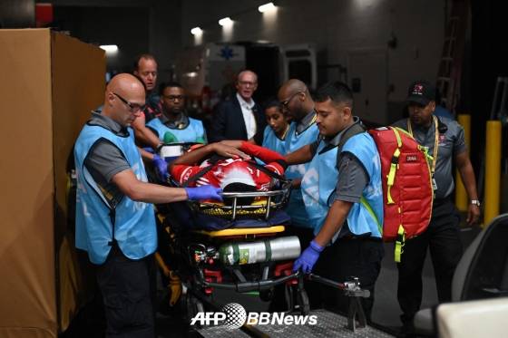2025 국제축구연맹(FIFA) 클럽월드컵 8강전 자말 무시알라(가운데)가 들것에 실려 병원으로 후송되고 있다. /AFPBBNews=뉴스1
