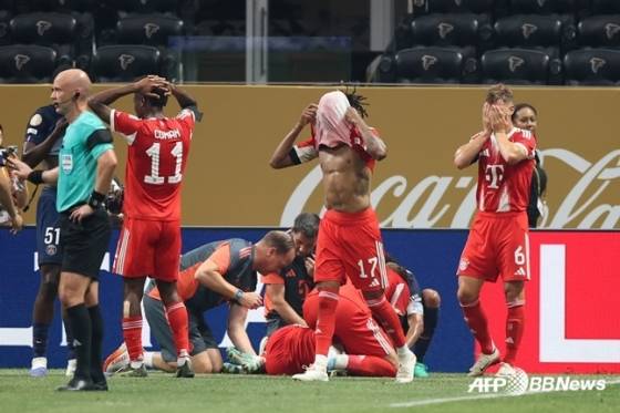 바이에른 뮌헨 선수들이 6일(한국시간) 미국 조지아주 애틀랜타의 메르세데스벤츠 스타디움에서 열린 '2025 국제축구연맹(FIFA) 클럽 월드컵' 8강에서 자말 무시알라의 부상 상태를 확인한 뒤 안타까워하고 있다. /AFPBBNews=뉴스1