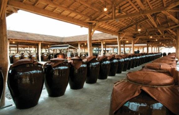 경기 포천 산사원에 진열돼 있는 술 항아리. 산사원 제공