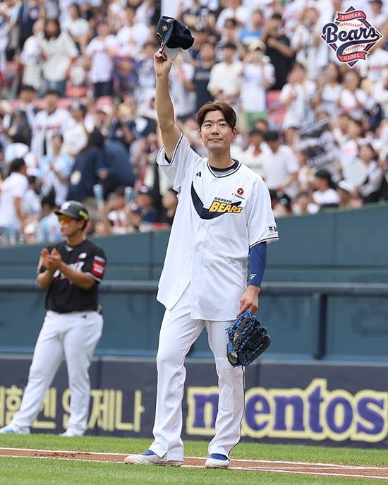 두산 베어스 김재호가 6일 서울 잠실야구장에서 열린 2025 신한 SOL 뱅크 KBO리그 KT 위즈전에 6번 타자 유격수로 선발 출전했다. 은퇴 경기 특별 엔트리로 출전한 김재호는 1회초 2아웃 뒤 자신의 등번호였던 52번을 단 박준순과 교체돼 경기를 마쳤다. 두산 베어스