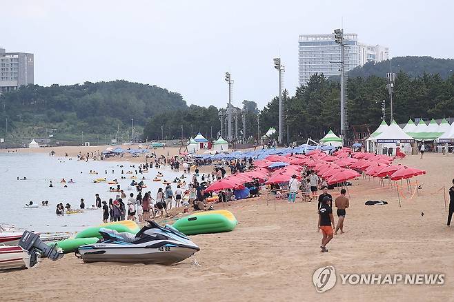 평일에도 북적이는 속초 해수욕장 (속초=연합뉴스) 류호준 기자 = 4일 강원 속초 해수욕장을 찾은 피서객들이 물놀이하고 있다. 2025.7.4 ryu@yna.co.kr