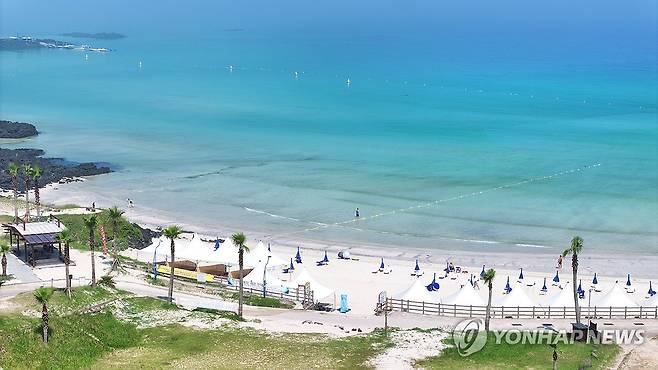 함덕해수욕장의 여름 (제주=연합뉴스) 박지호 기자 = 폭염특보가 내려진 2일 오전 제주시 조천읍 함덕해수욕장에서 피서객이 여름을 즐기고 있다. 2025.7.2 jihopark@yna.co.kr
