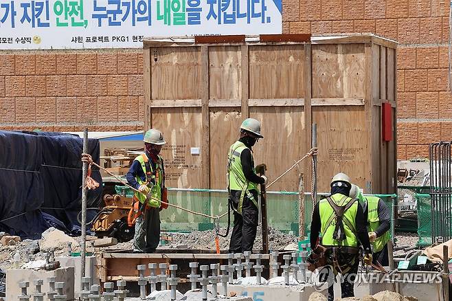 폭염 속 건설현장 (울산=연합뉴스) 장지현 기자 = 폭염특보 일주일째인 3일 울산 울주군 온산읍 에쓰오일 샤힌프로젝트 건설 현장에서 근로자들이 작업하고 있다. 이날 울산에는 폭염 영향예보 '경고' 단계가 발령됐다. 2025.7.3 jjang23@yna.co.kr