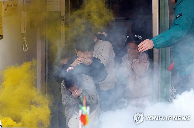 화재 대피 훈련하는 아이들 (광주=연합뉴스) 19일 광주 북구청어린이집에서 구청 안전총괄과 직원들과 아이들이 화재 대피 훈련을 하고 있다. 2025.2.19 [광주 북구 제공. 재판매 및 DB 금지] in@yna.co.kr