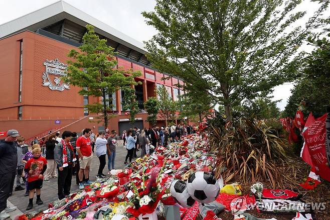 리버풀의 홈구장인 안필드에 마련된 추모 공간 [로이터=연합뉴스]