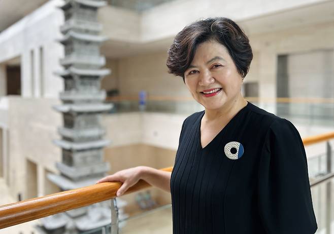 이현주 국립중앙박물관 홍보전문경력관     (서울=연합뉴스) 김예나 기자 = 이현주 국립중앙박물관 홍보전문경력관이 지난 4일 연합뉴스와 인터뷰한 뒤 기념 촬영을 하고 있다. 2025.7.6
    yes@yna.co.kr