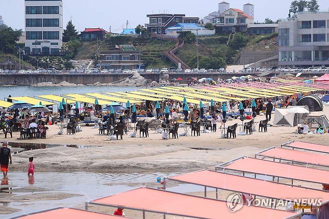 강원 고성 아야진 해수욕장 피서객 '북적' (강원 고성=연합뉴스) 류호준 기자 = 무더운 날씨를 보인 6일 강원 고성군 아야진 해수욕장이 피서객들로 북적이고 있다. 2025.7.6 ryu@yna.co.kr