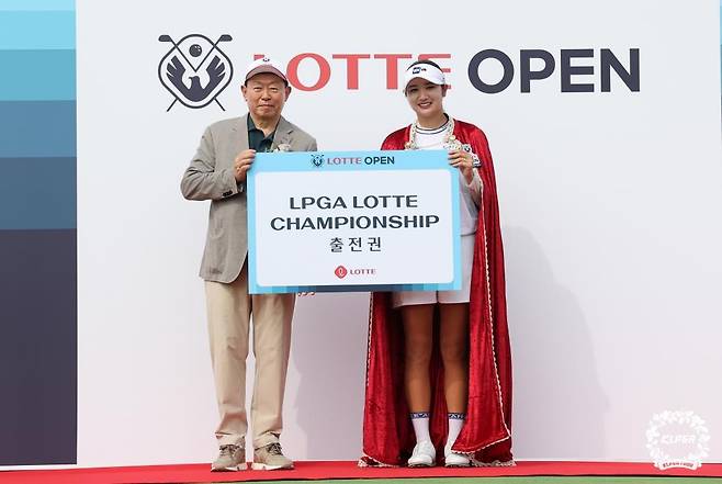 LPGA 투어 롯데 챔피언십 출전권 얻은 박혜준 박혜준(오른쪽)이 6일 인천 베어즈베스트 청라(파72·6천684야드)에서 열린 KLPGA 투어 제15회 롯데 오픈(총상금 12억원)에서 우승한 뒤 신동빈 롯데 그룹 회장으로부터 LPGA 투어 롯데 챔피언십 출전권을 받은 뒤 활짝 웃고 있다. [KLPGA 투어 제공. 재배포 및 DB 금지] 2025.7.6.