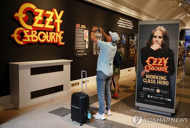 오지 오스본의 기념물 앞에서 사진을 찍는 팬 [로이터 연합뉴스 자료사진]