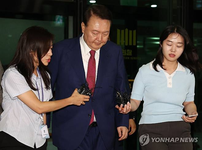 특검 조사 마친 윤석열 전 대통령 (서울=연합뉴스) 김성민 기자 = 윤석열 전 대통령이 5일 내란 특검 2차 조사를 마치고 조은석 특별검사팀 사무실이 있는 서울 서초구 서울고검을 나서고 있다. 2025.7.6 ksm7976@yna.co.kr
