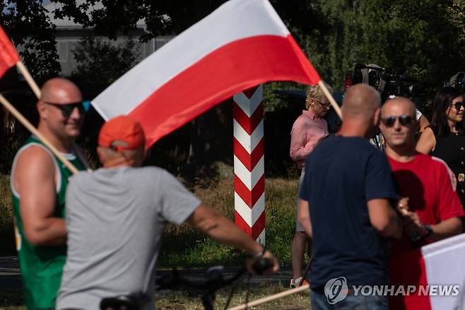 폴란드 난민 자경단 [EPA 연합뉴스 자료사진. 재판매 및 DB 금지]