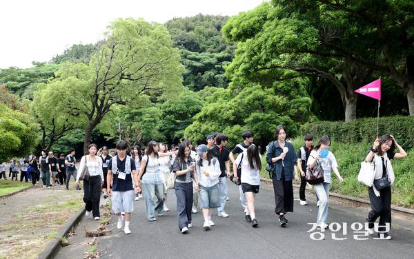 한일국교정상화 60주년을 맞아 신한대학교가 기획한 ‘대마도 역사비전 기행’에 참가한 학생들이 과거 평화의 메신저 역할을 했던 조선통신사의 발자취를 찾아서 조선통신사역사관으로 향하고 있다. 2025.7.6 대마도/최재훈기자 cjh@kyeongin.com