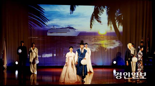 신한대학교 학생들이 일본 쓰시마공민관에서 한일 전통의상을 소재로 한 패션쇼. 2025.7.6 대마도/최재훈기자 cjh@kyeongin.com