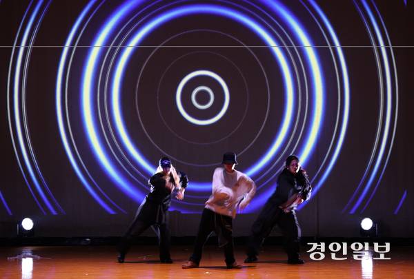 신한대학교 학생들이 일본 쓰시마공민관에서 K-POP 댄스공연. 2025.7.6 대마도/최재훈기자 cjh@kyeongin.com