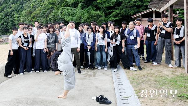 신한대학교 학생들이 일본 대마도 카츠미해변에서 첫날 해양쓰레기 청소 활동을 마친 뒤 오후 태권도 공연에 앞서 한 학생의 시범을 보고 있다. 2025.7.6 대마도/최재훈기자 cjh@kyeongin.com