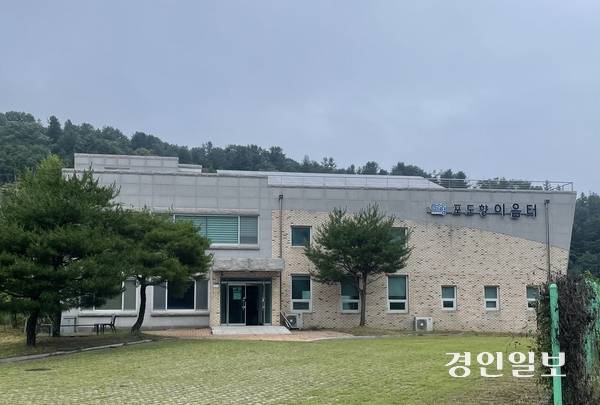 2016년 준공한 ‘포도향도농교류센터’는 현재 ‘포도향이음터’(도농교류센터)로 명칭을 변경하고 인근 주민센터의 일부 프로그램 교실을 운영하고 있다. 가평/김민수기자 kms@kyeongin.com