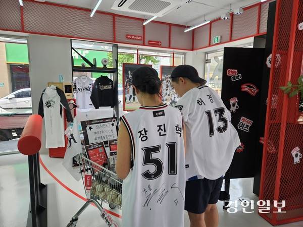 kt wiz 창단부터 팬이었다는 수원시민 김민우씨가 kt위즈 특화 매장 이벤트에 참여하고 있다. 2025.7.4 /김지원기자 zone@kyeongin.com