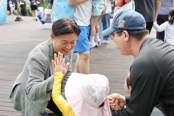 조용익 부천시장이 지난 6월 중앙공원에서 열린 물놀이장 개장식을 찾아 어린이와 반갑게 인사하고 있다. /부천시 제공