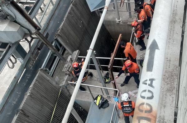 7일 인천시 계양구의 한 맨홀 내에서 작업 중 실종된 구조자에 대한 수색작업을 벌인 소방당국이 굴포하수처리장에서 숨진 채 발견된 실종자를 수습하고 있다. 2025.7.7 /인천소방본부 제공
