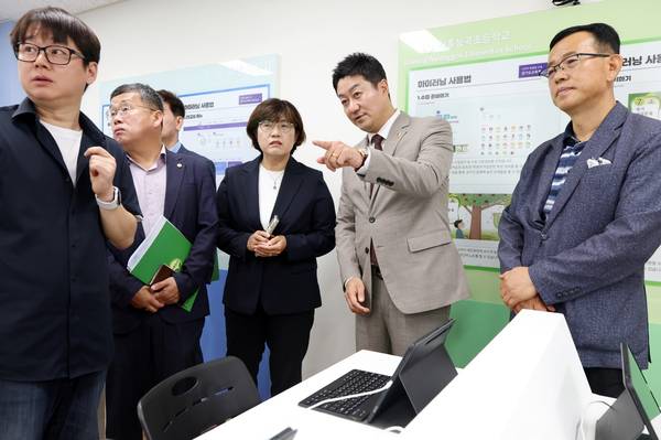 김진경 경기도의회 의장이 제11대 의회 후반기 의장 취임 1주년을 앞두고 7일 시흥 능곡초등학교를 방문해 AI 디지털교과서 활용 수업을 참관하고 있다. 2025.7.7 /경기도의회 제공