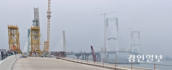 제3연륙교(4.68㎞) 명칭을 두고 중구(영종하늘대교)와 서구(청라대교) 간 갈등이 극에 달하자, 인천경제청은 이 문제를 인천시지명위원회로 넘기기로 했다. 2025.7.7 /조재현기자 jhc@kyeongin.com