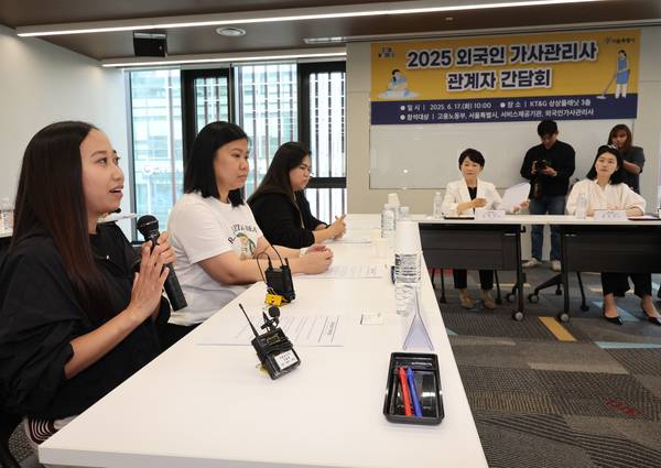지난달 17일 서울 성동구 KT&G 상상플래닛에서 열린 ‘외국인 가사관리사 간담회’에서 외국인 가사관리사 자스민 에리카 씨가 발언을 하고 있다.  2025.6.17 /연합뉴스