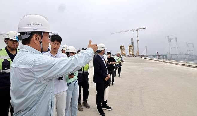 ▲ 7일 오전 인천 중구 제3연륙교 건설 사업 현장을 방문한 유정복 시장이 시설물을 살펴보고 있다. /이호윤 기자 256@incheonilbo.com