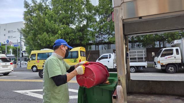 미화원(수차원) 박모(50대) 씨가 음식물 폐기물을 수거하고 있다. 사진=김중곤 기자