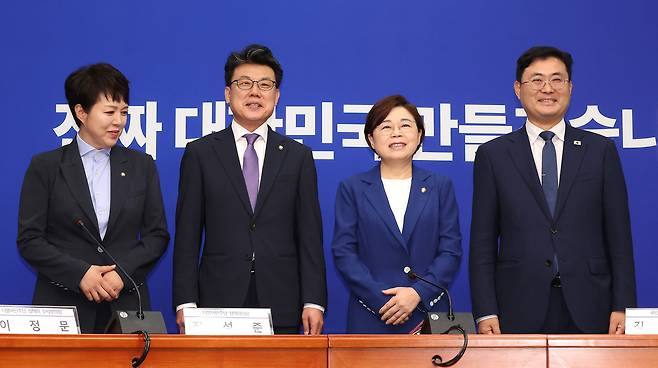 더불어민주당 진성준, 국민의힘 김정재 정책위의장이 7일 국회에서 회동하고 있다.왼쪽부터 국민의힘 김은혜 정책수석부대표, 더불어민주당 진성준 정책위의장, 국민의힘 김정재 정책위의장, 더불어민주당 이정문 정책위 수석부의장. 2025.7.7 사진=연합뉴스.&nbsp;