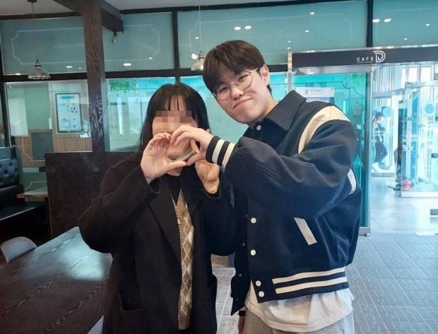 최근 T1 오너(문현준) 선수가 자신의 모교인 동신고등학교를 찾아 재학 당시 담당 교사와 기념사진을 찍고 있다. 박유지씨 제공