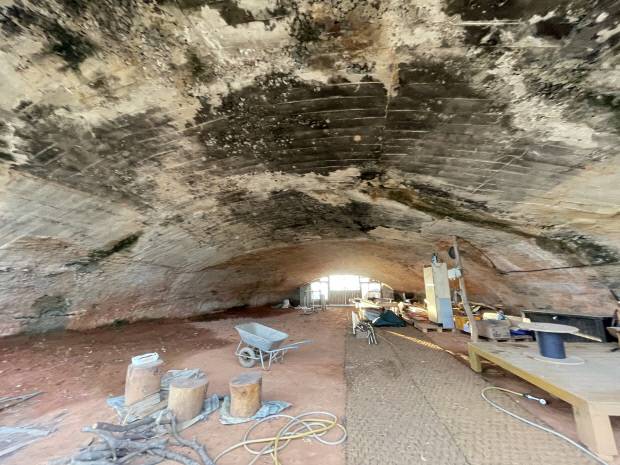 4일 찾은 무안군 현경면 송정리의 한 민가 뒤, 일제에 의해 만들어진 무안비행장 격납고가 창고로 쓰이고 있다.