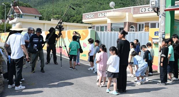 화순 청풍초 학생들이 7일 화순군 청풍면 버스정류장 인근에서 직접 제작하는 영화 ‘할머니와 나와 민들레’ 촬영하고 있다.