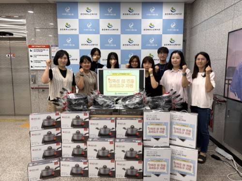 ◇춘천북부노인복지관(관장:최기원)은 7일 노인맞춤돌봄서비스 대상 어르신 10명을 선정해 인덕션과 전용 조리도구를 지원했다.