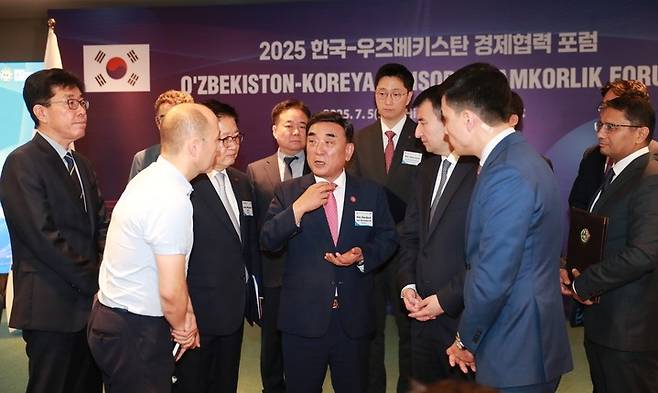 울산 경제사절단을 이끌고 우즈베키스탄을 방문중인 김두겸 울산시장이 5일 현지시간 타슈켄트 힐튼호텔에서 열린 한국-우즈벡 경제협력 포럼에서 우즈베키스탄 관계자들과 대화를 나누고 있다. 울산시 제공