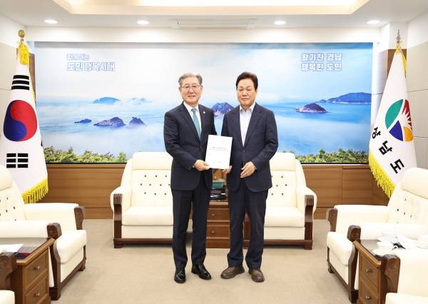 오태완 군수가 박완수 도지사를 만나 버스공영제 도입을 위한 업무협의를 한 후 기념촬영을 하고 있다.