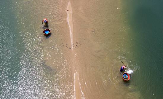 하늘에서 바라본 섬진강 재첩잡이. 어민들의 손에 들린 것이 전통방식으로 재첩을 잡는 도구인 '거랭이'다. 사진=하동군