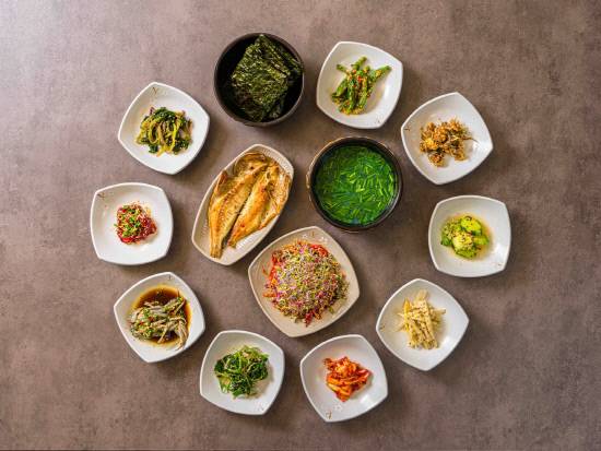 재첩국과 재첩무침, 참게장과 갖은 밑반찬 등 하동의 맛으로 차려진 재첩 한상. 사진=하옹