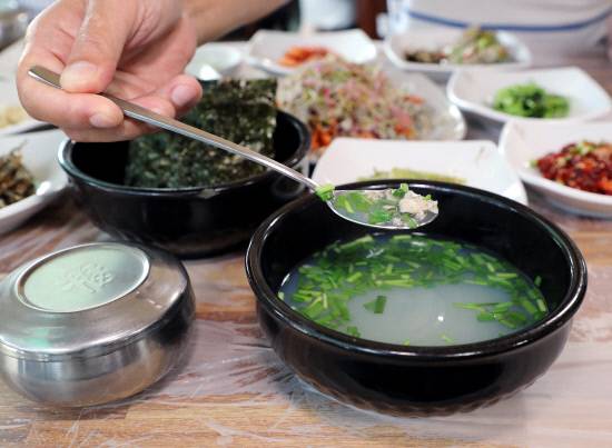 재첩국. 재첩국의 뽀얀 국물을 소설가 김훈은 '봄날의 아침 안개'와도 같다고 했다.